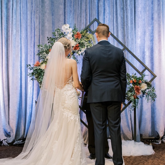 Elegant White Wedding Dress - Picture 7 of 8